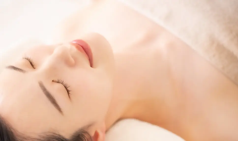 女性が光バストケアを受けている様子