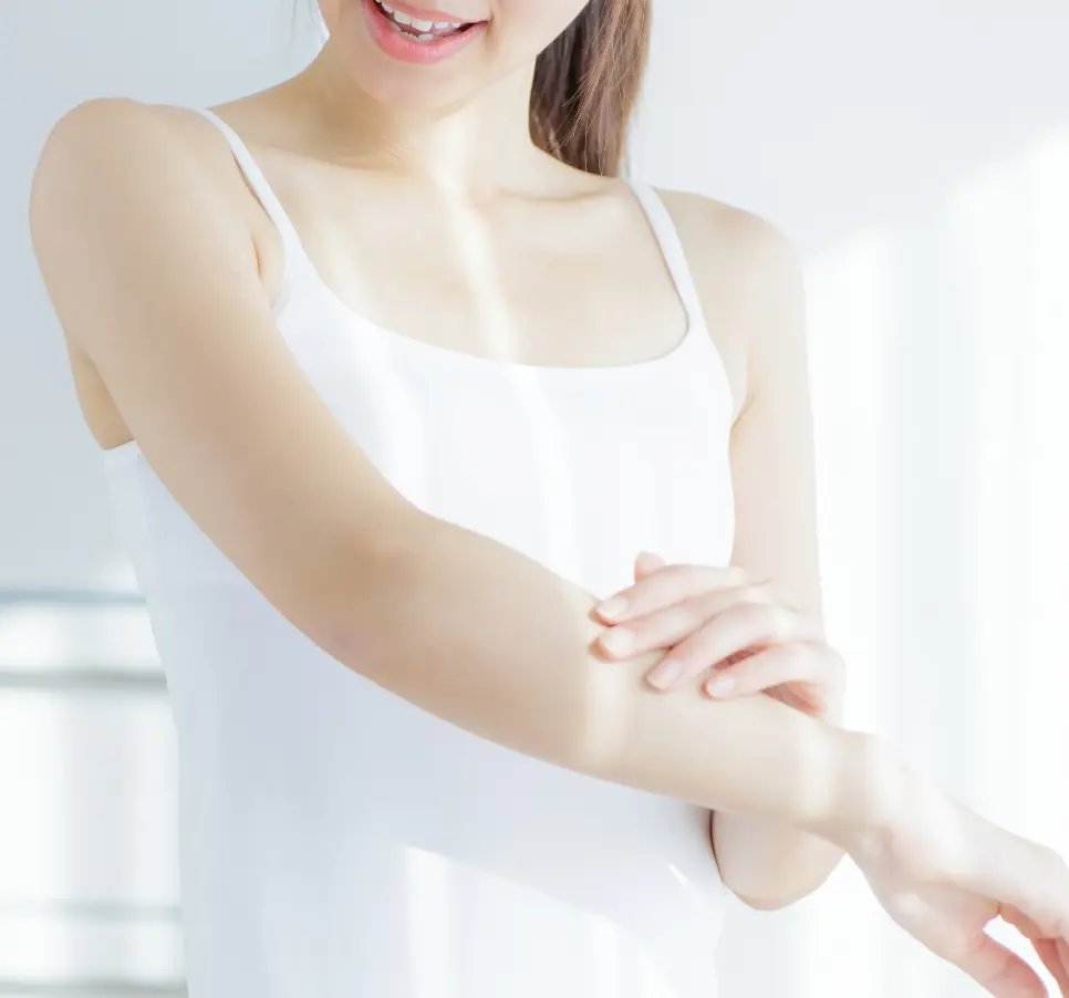 女性が腕の美容ケアを実感している様子